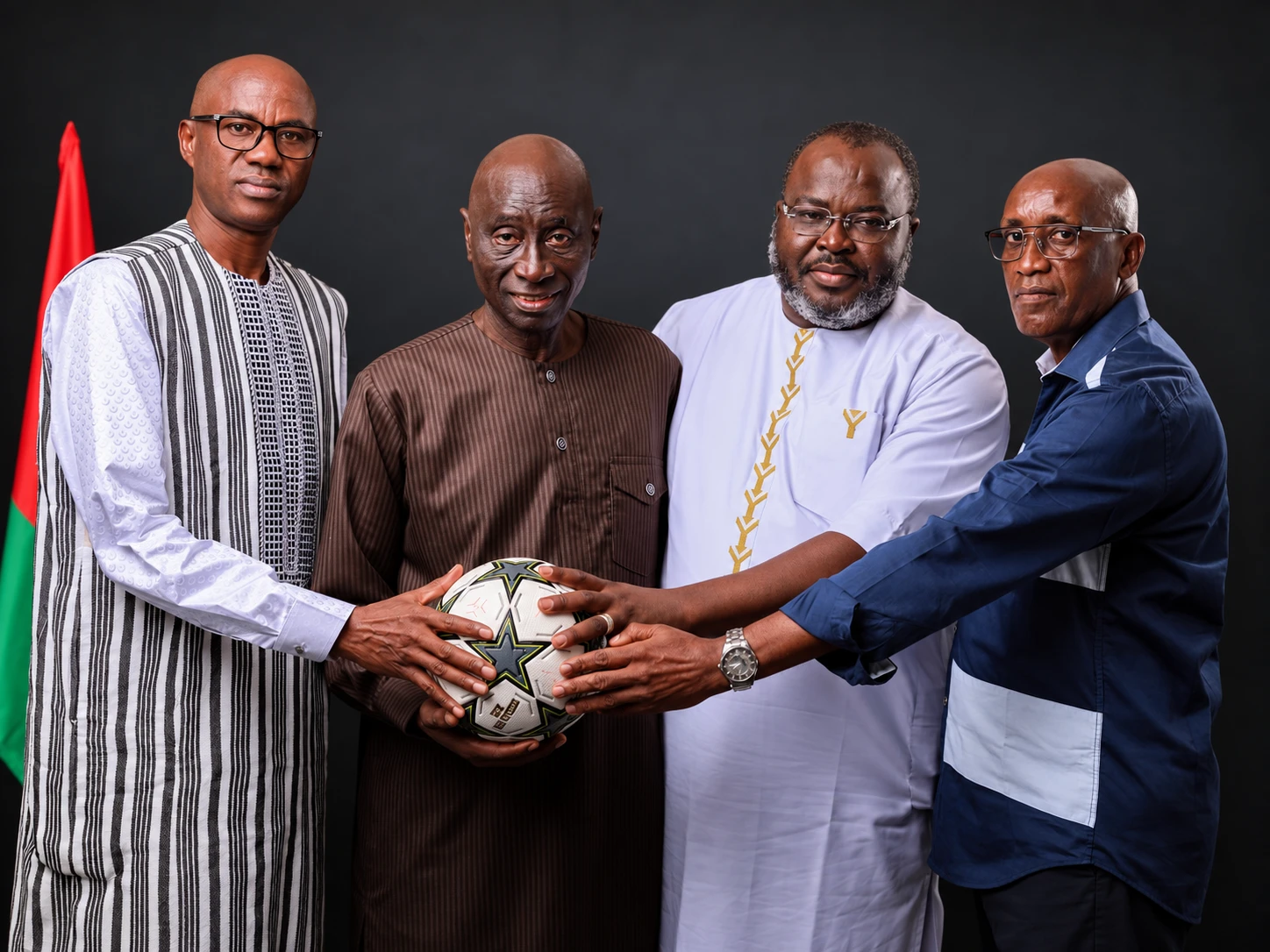 Le Dr Ibrahima Khalil KABA et ses trois vice-présidents, les mains réunies sur un ballon