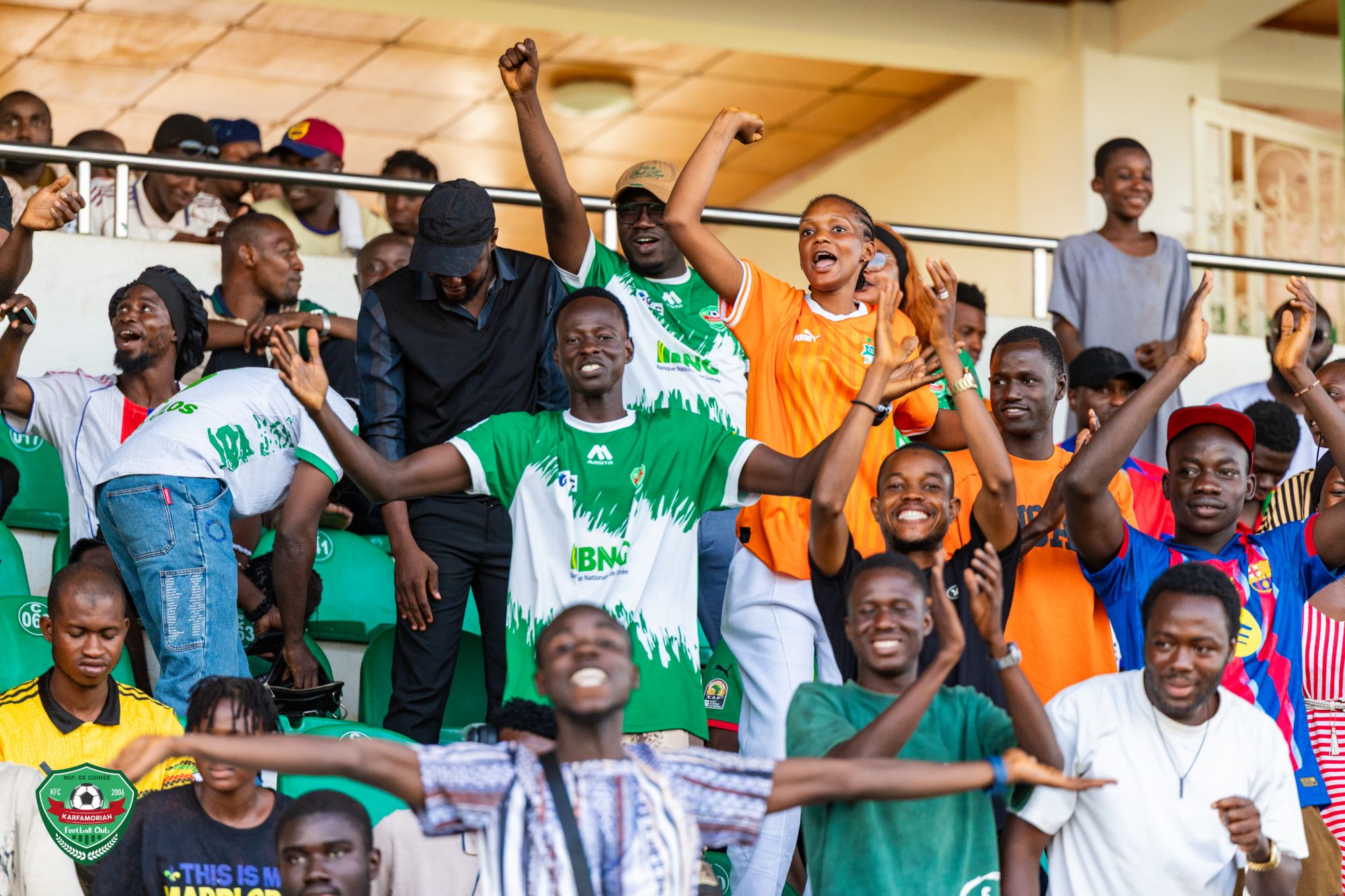 Supporters qui exultent en tribune