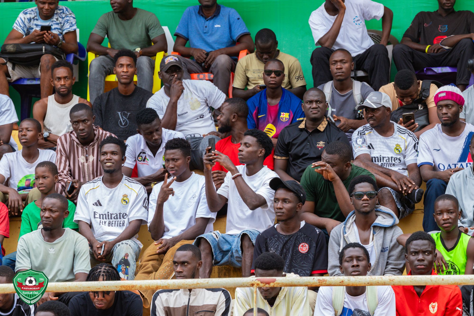 Supporters attentifs pendant un match