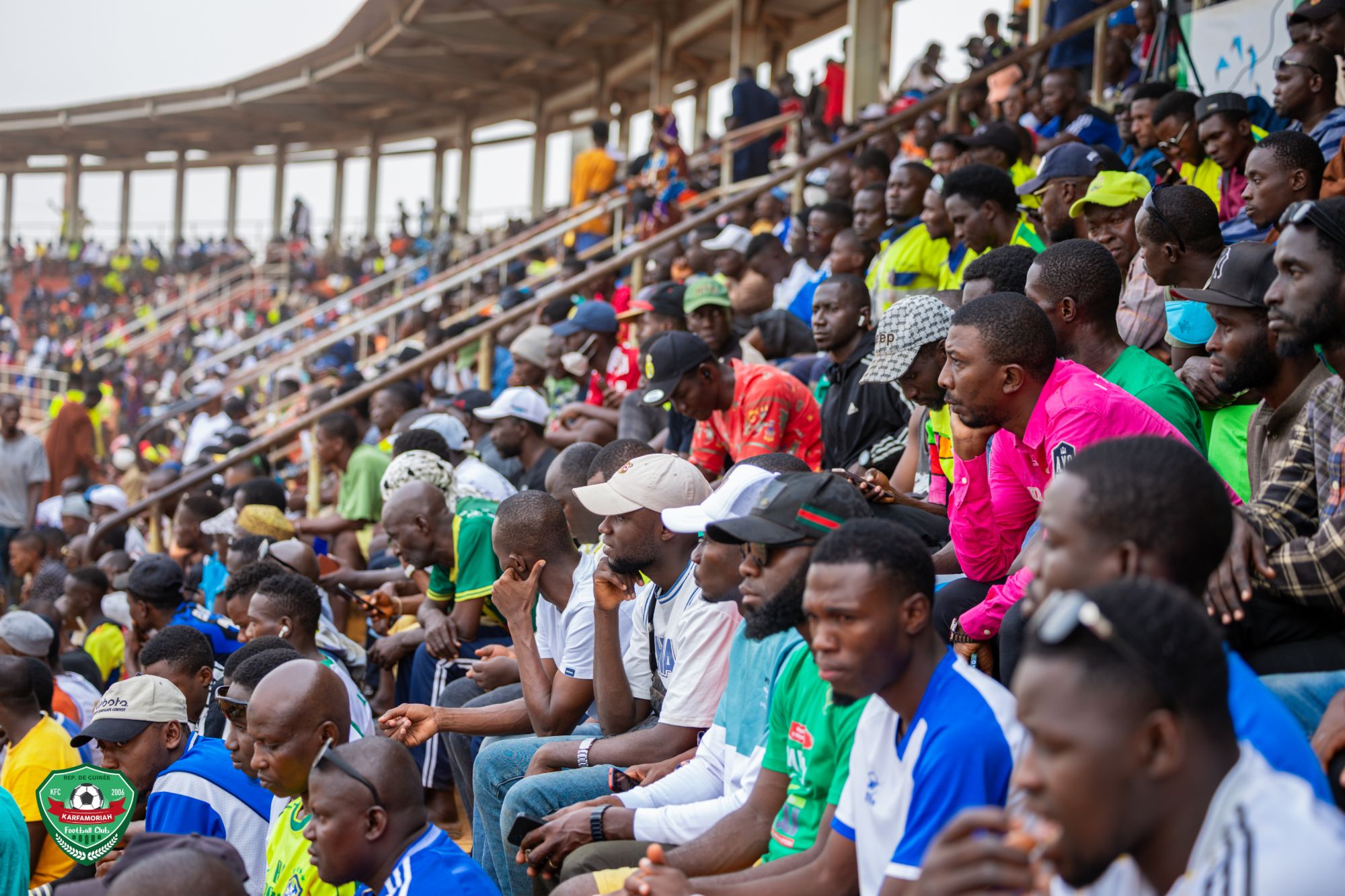 Supporters en tribune lors d'un match du Karfamoriah FC