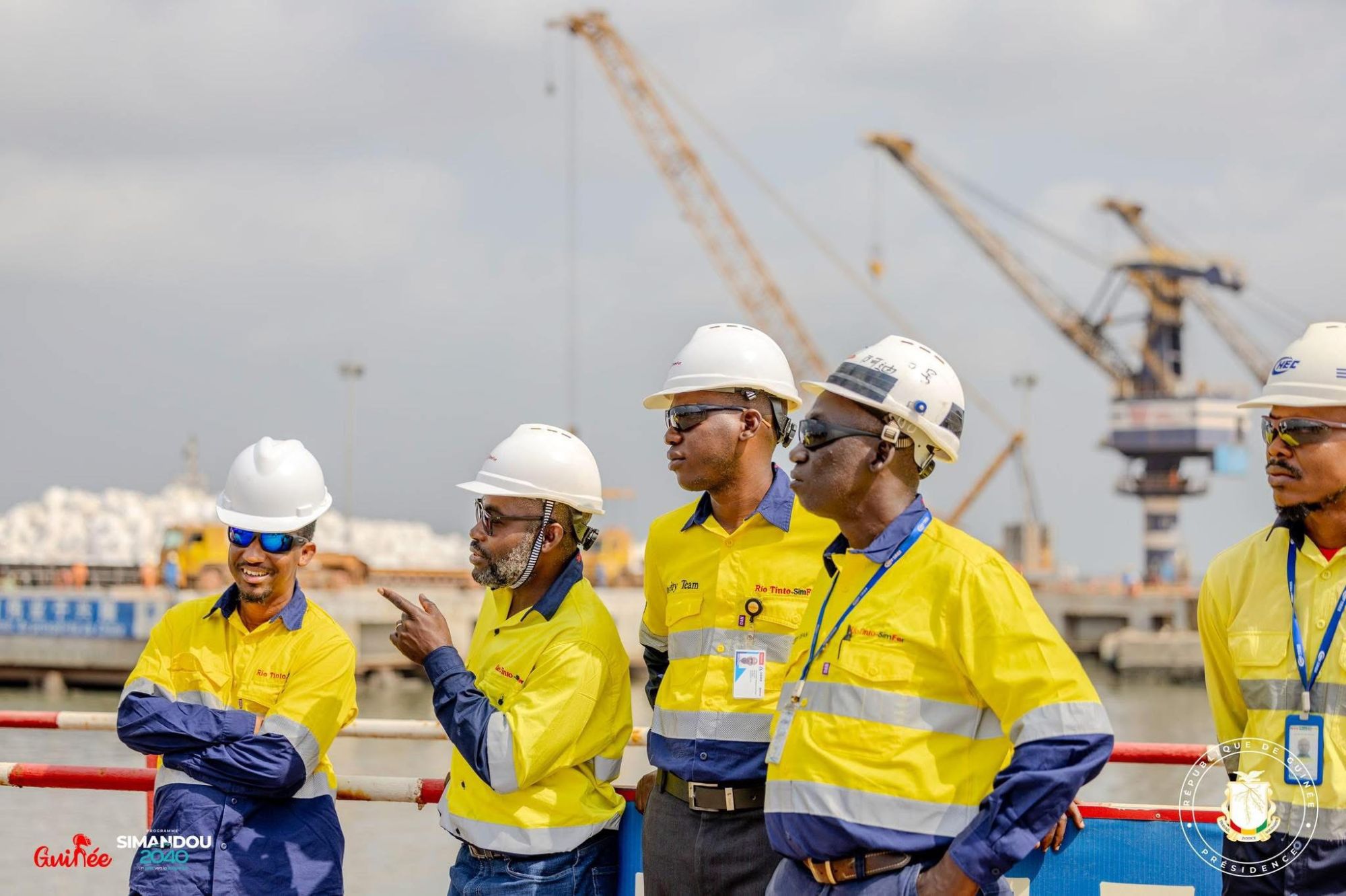 Ingénieurs et techniciens guinéens en tenue de chantier sur le port