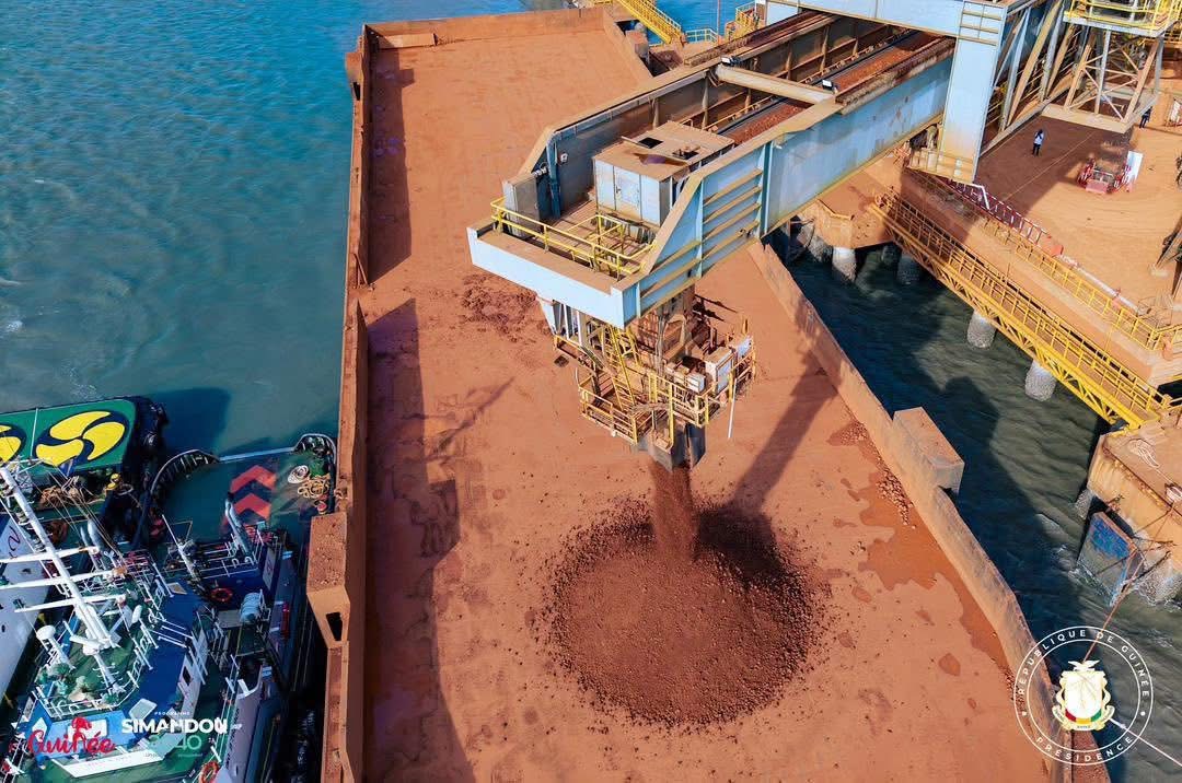Chargement de minerai dans une barge au port, programme Simandou 2040