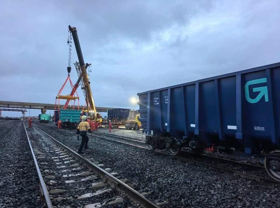 Mise sur rails des wagons du Transguinéen
