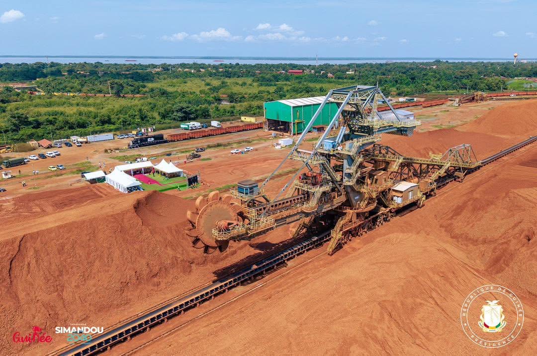 Roue-pelle sur un parc de stockage de minerai, programme Simandou 2040